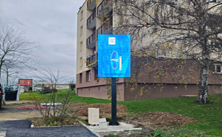 Panneau de signalisation publicitaire à LED (France)