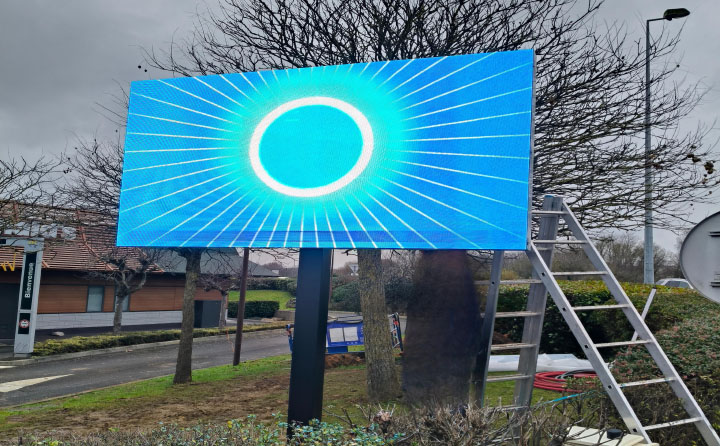 Panneau de signalisation publicitaire à LED (France)