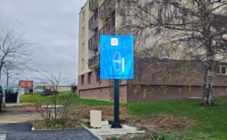 Panneau de signalisation publicitaire à LED (France)